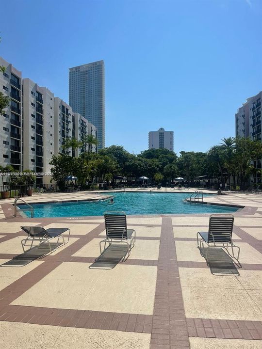 For Sale: $390,000 (2 beds, 2 baths, 988 Square Feet)