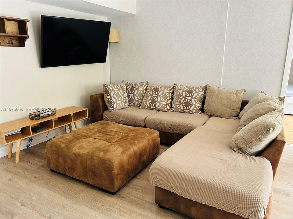For Sale: $390,000 (2 beds, 2 baths, 988 Square Feet)