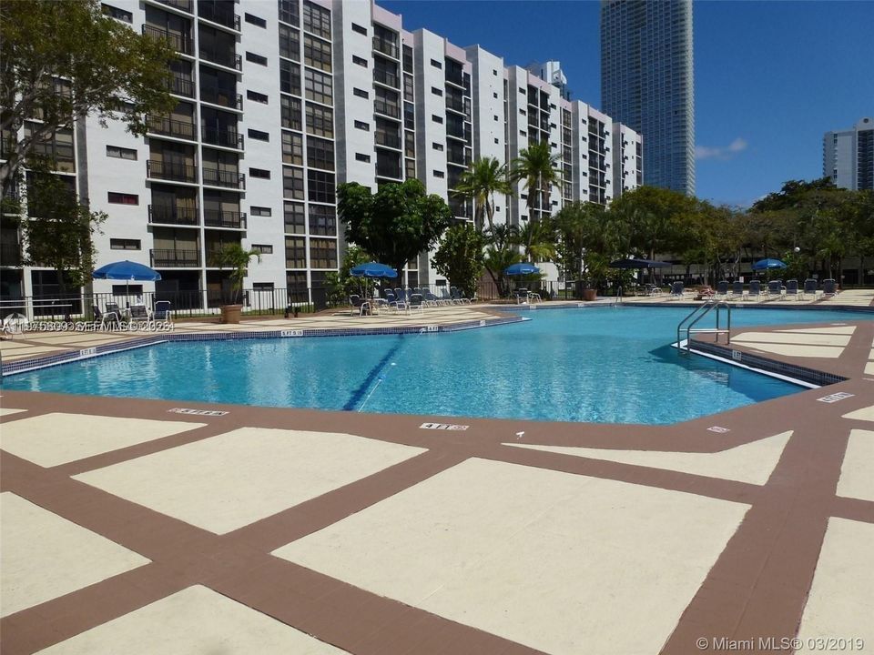 For Sale: $390,000 (2 beds, 2 baths, 988 Square Feet)