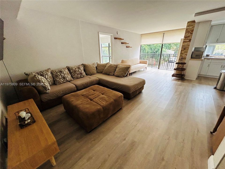For Sale: $390,000 (2 beds, 2 baths, 988 Square Feet)