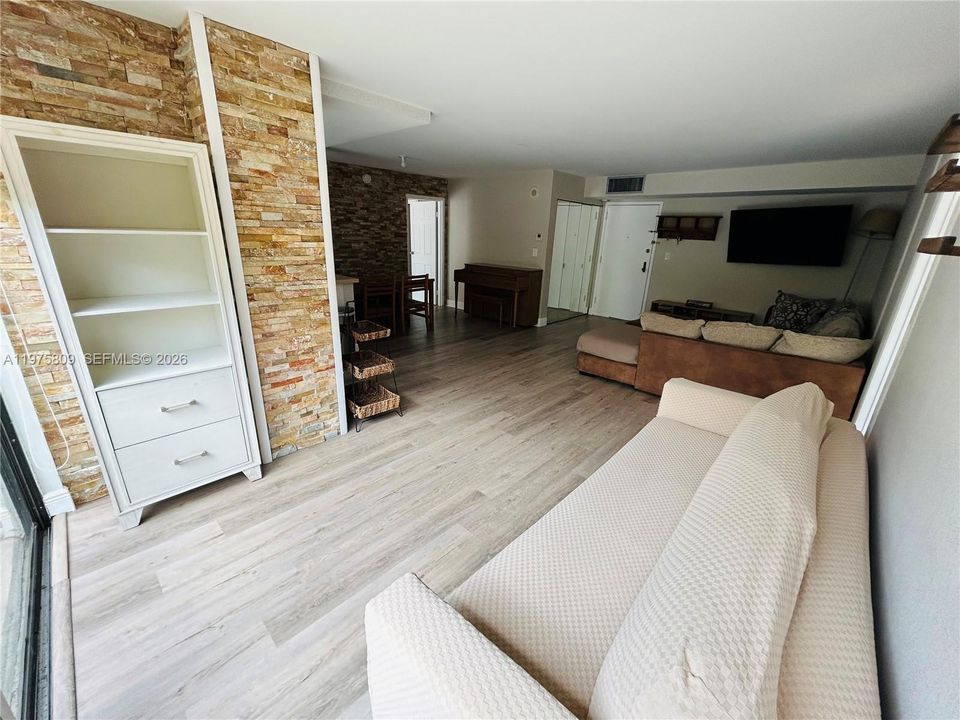 For Sale: $390,000 (2 beds, 2 baths, 988 Square Feet)
