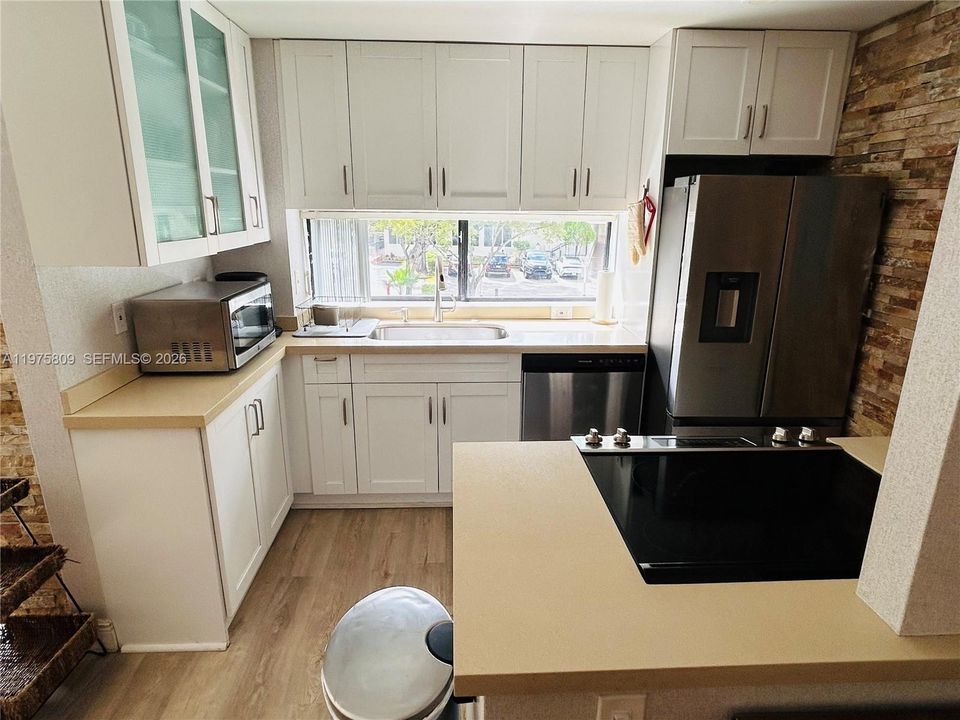 For Sale: $390,000 (2 beds, 2 baths, 988 Square Feet)