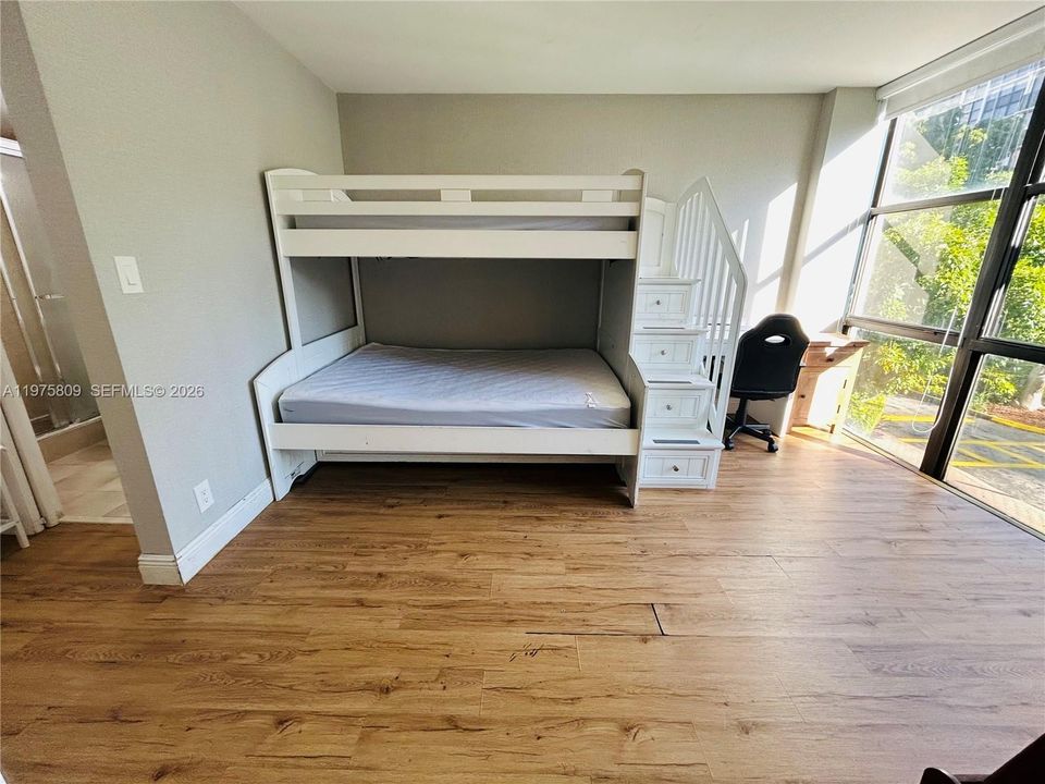For Sale: $390,000 (2 beds, 2 baths, 988 Square Feet)