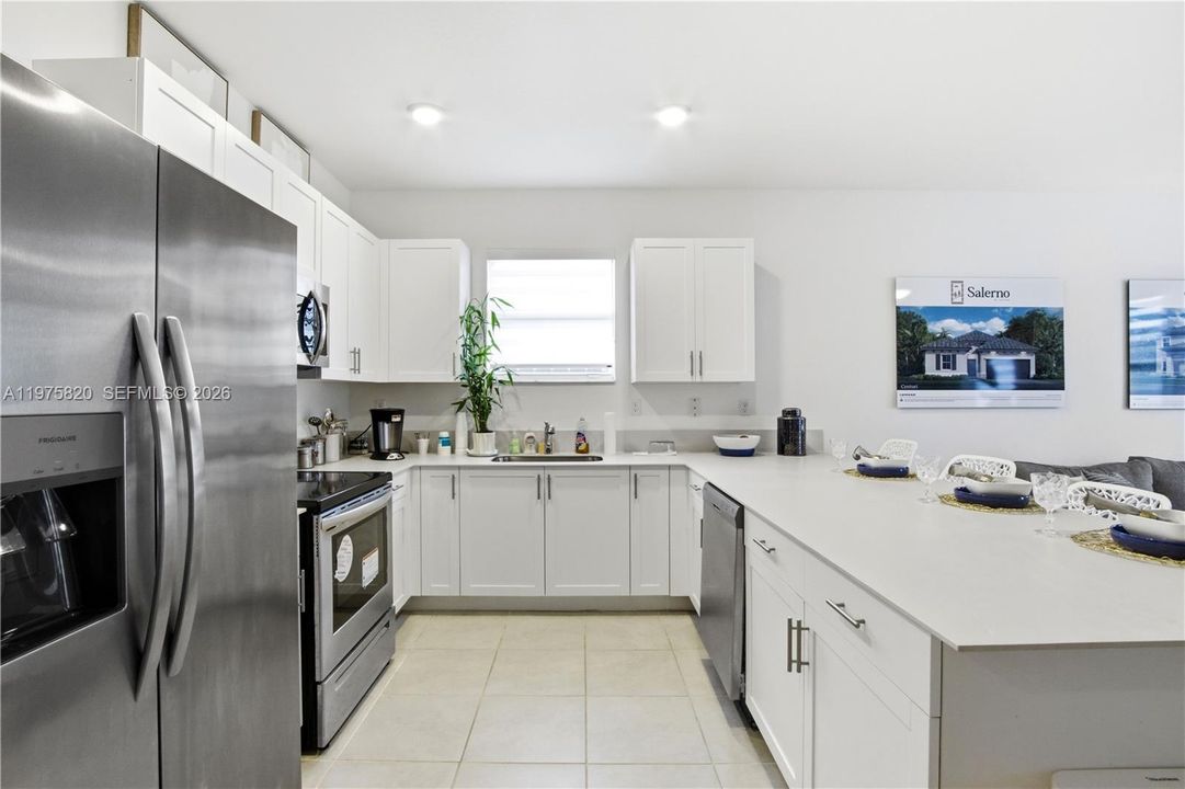 Недавно продано: $699,900 (4 спален, 3 ванн, 1927 Квадратных фут)