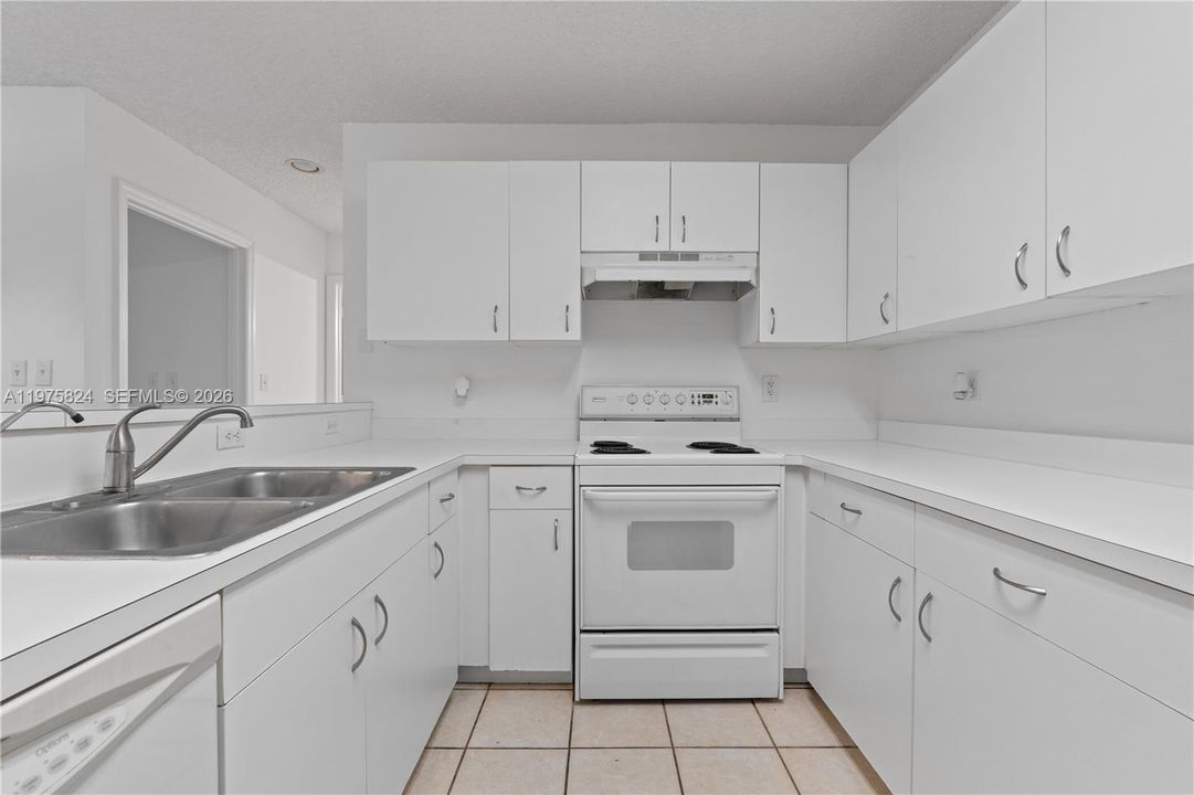 For Sale: $200,000 (2 beds, 2 baths, 1210 Square Feet)