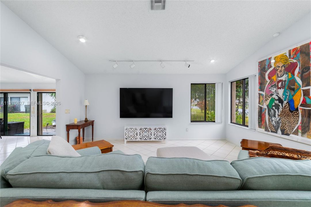 For Sale: $320,000 (2 beds, 2 baths, 1631 Square Feet)