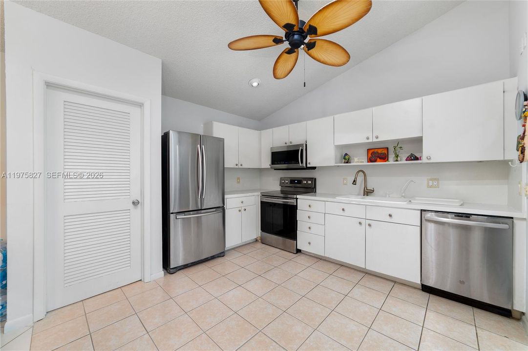 For Sale: $320,000 (2 beds, 2 baths, 1631 Square Feet)