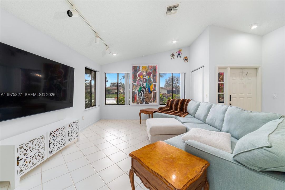 For Sale: $320,000 (2 beds, 2 baths, 1631 Square Feet)