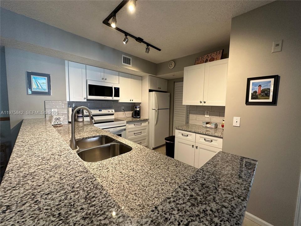 Active With Contract: $2,100 (2 beds, 2 baths, 991 Square Feet)