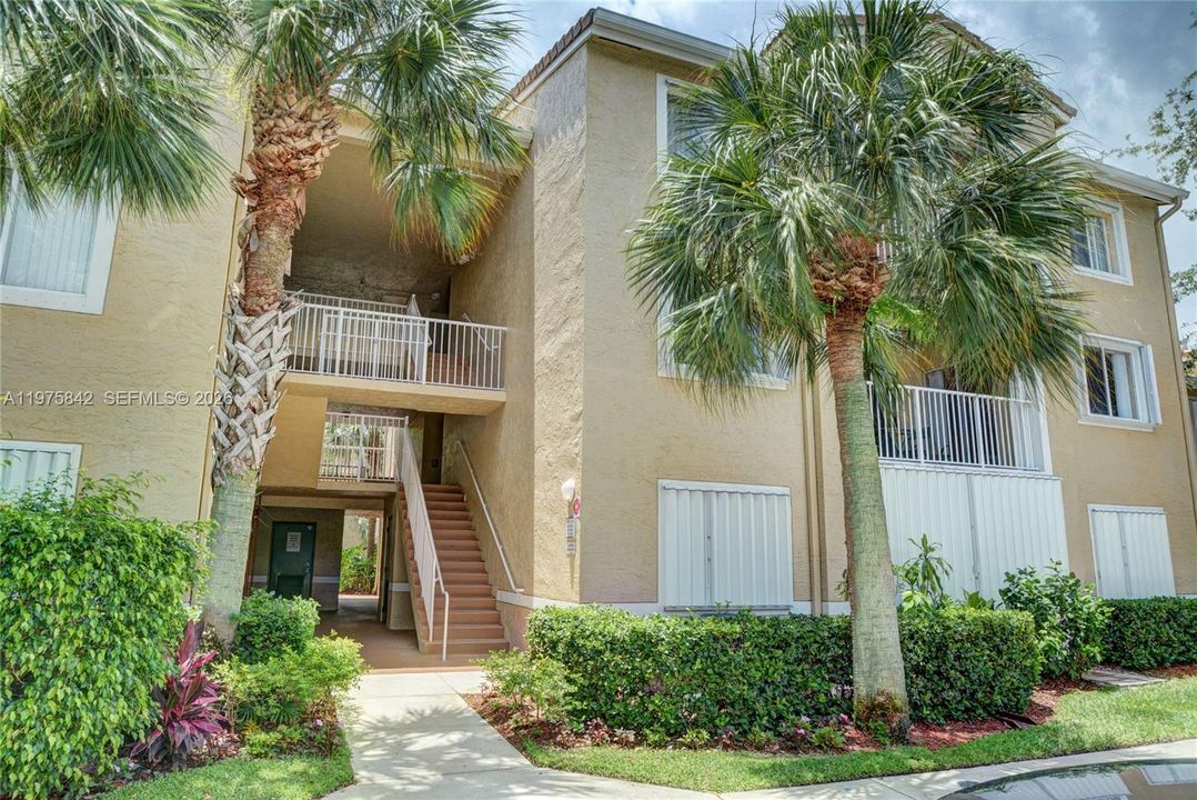 Active With Contract: $2,100 (2 beds, 2 baths, 991 Square Feet)