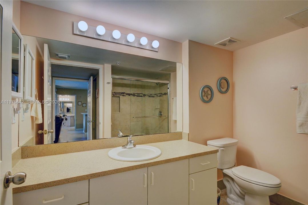 Active With Contract: $2,100 (2 beds, 2 baths, 991 Square Feet)