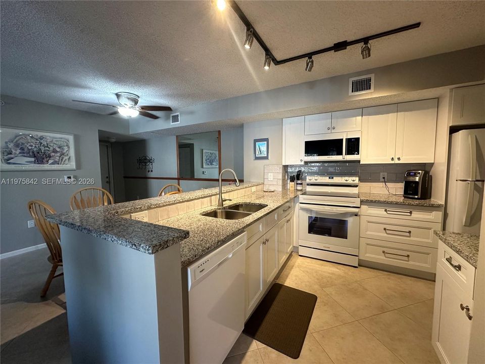 Active With Contract: $2,100 (2 beds, 2 baths, 991 Square Feet)