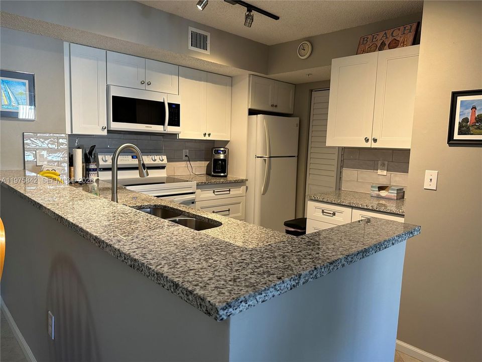 Active With Contract: $2,100 (2 beds, 2 baths, 991 Square Feet)