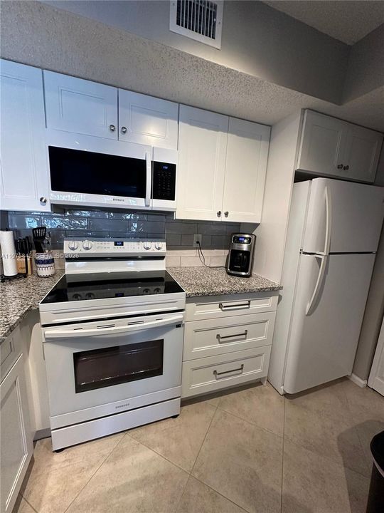 Active With Contract: $2,100 (2 beds, 2 baths, 991 Square Feet)