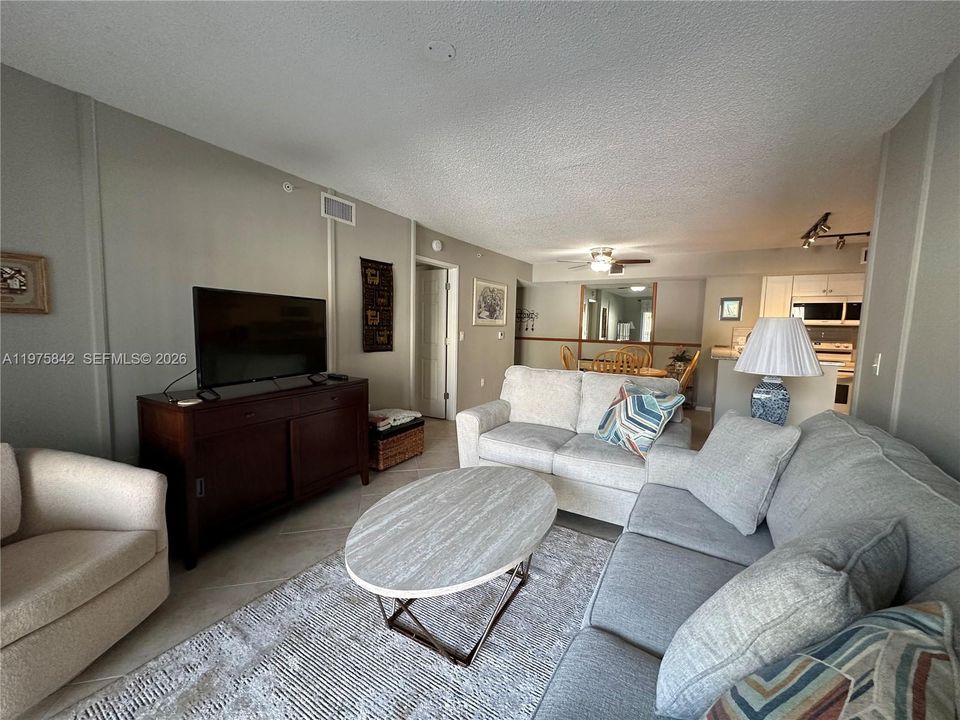 Active With Contract: $2,100 (2 beds, 2 baths, 991 Square Feet)