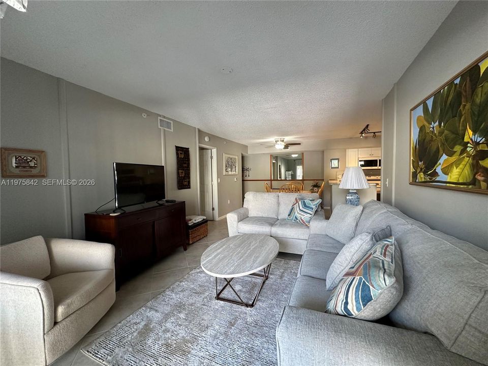 Active With Contract: $2,100 (2 beds, 2 baths, 991 Square Feet)