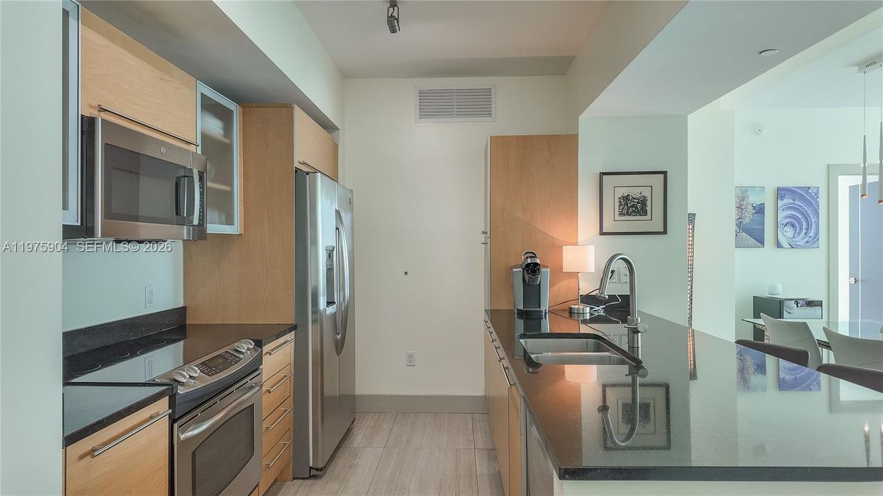 Active With Contract: $900,000 (2 beds, 2 baths, 1289 Square Feet)