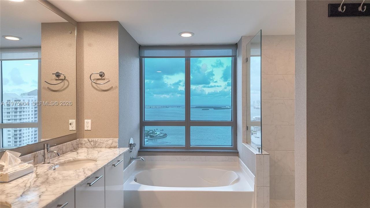 Active With Contract: $900,000 (2 beds, 2 baths, 1289 Square Feet)