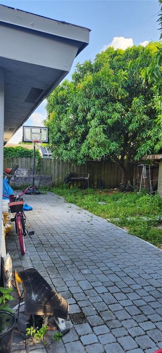 For Sale: $675,000 (3 beds, 2 baths, 900 Square Feet)