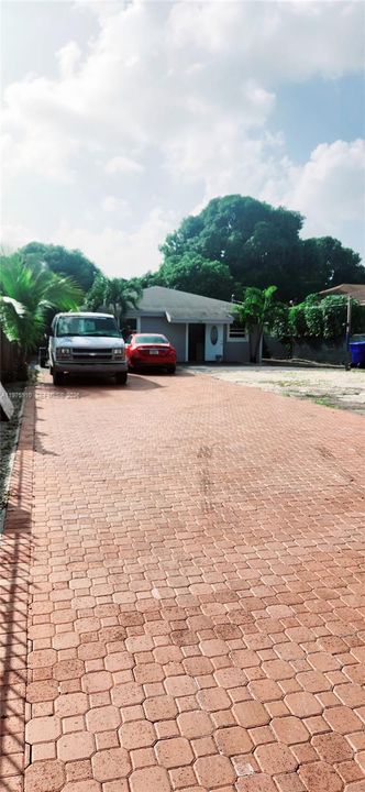 For Sale: $675,000 (3 beds, 2 baths, 900 Square Feet)