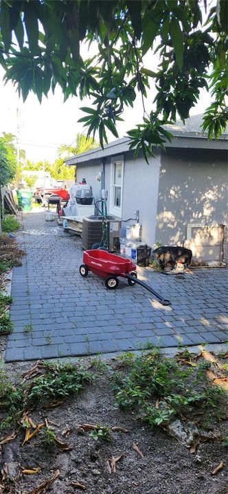 For Sale: $675,000 (3 beds, 2 baths, 900 Square Feet)