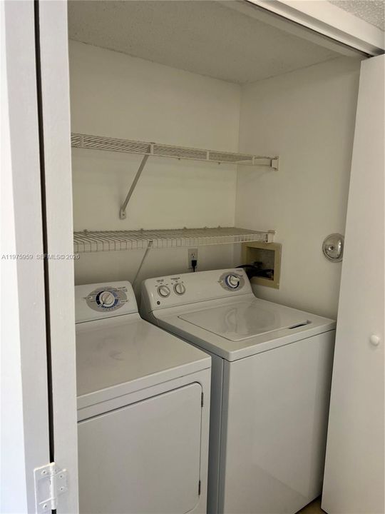Active With Contract: $2,000 (1 beds, 1 baths, 700 Square Feet)