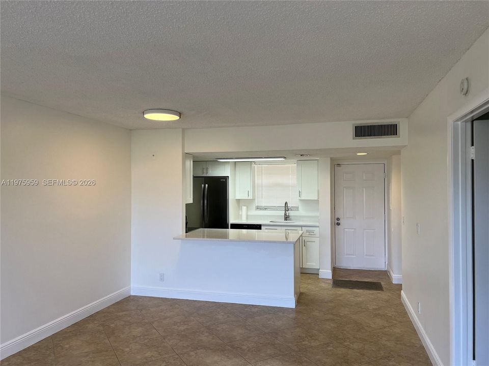 Active With Contract: $2,000 (1 beds, 1 baths, 700 Square Feet)