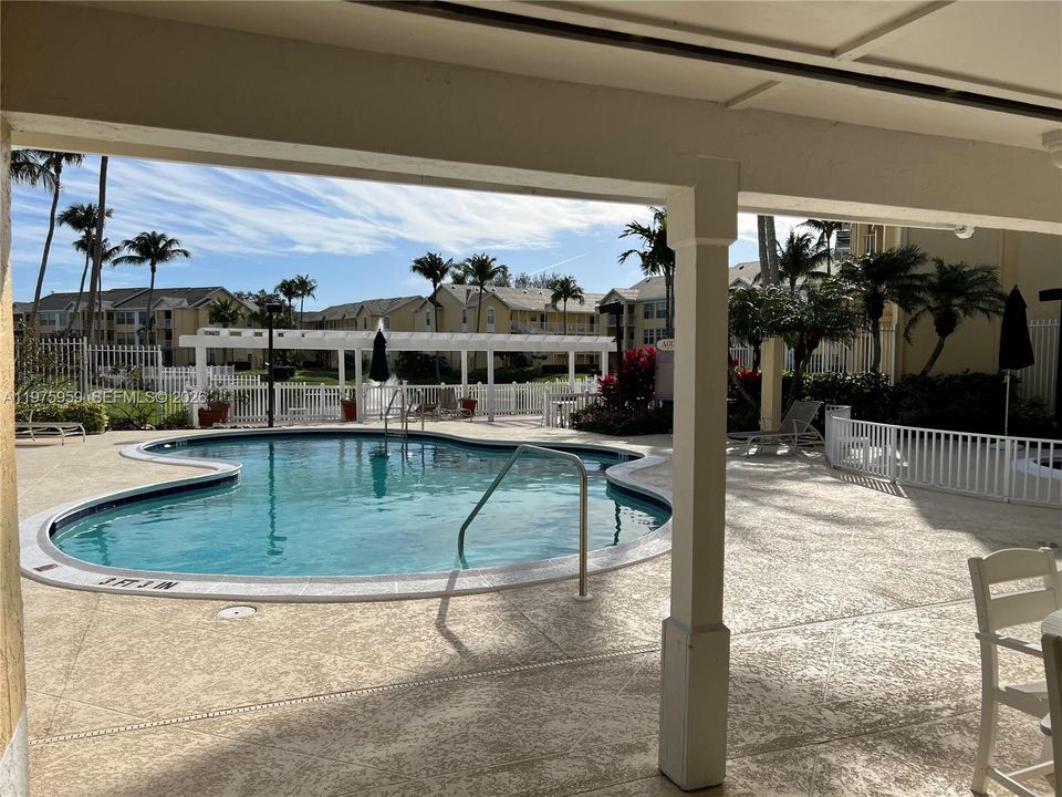 Active With Contract: $2,000 (1 beds, 1 baths, 700 Square Feet)