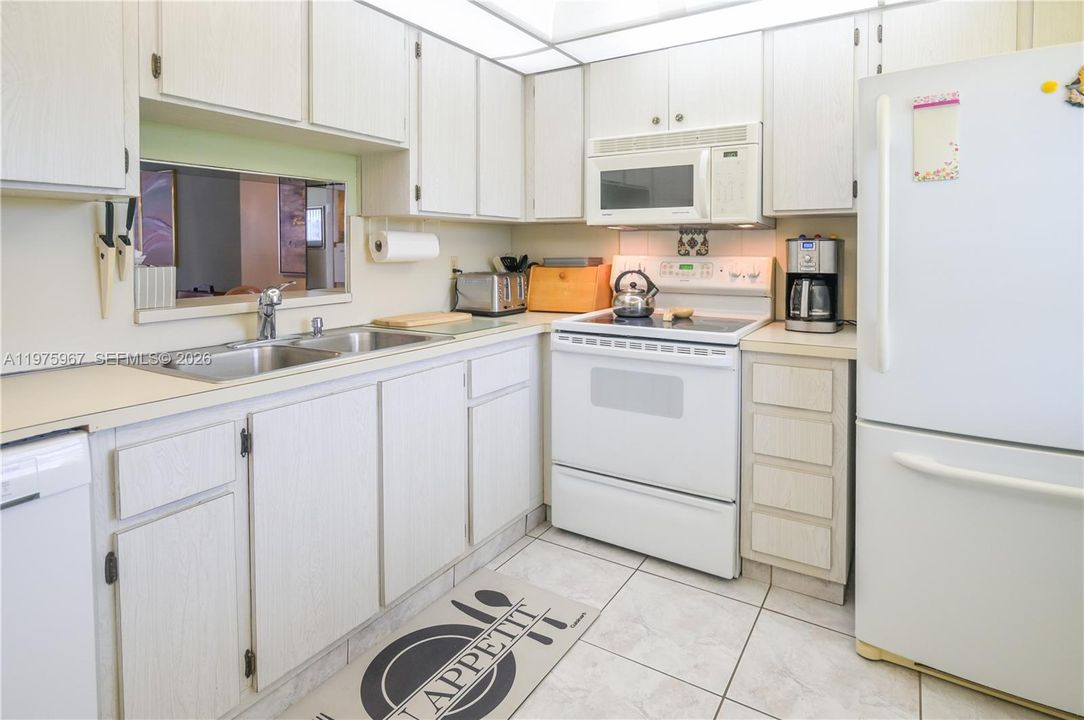 На продажу: $225,900 (2 спален, 2 ванн, 1190 Квадратных фут)