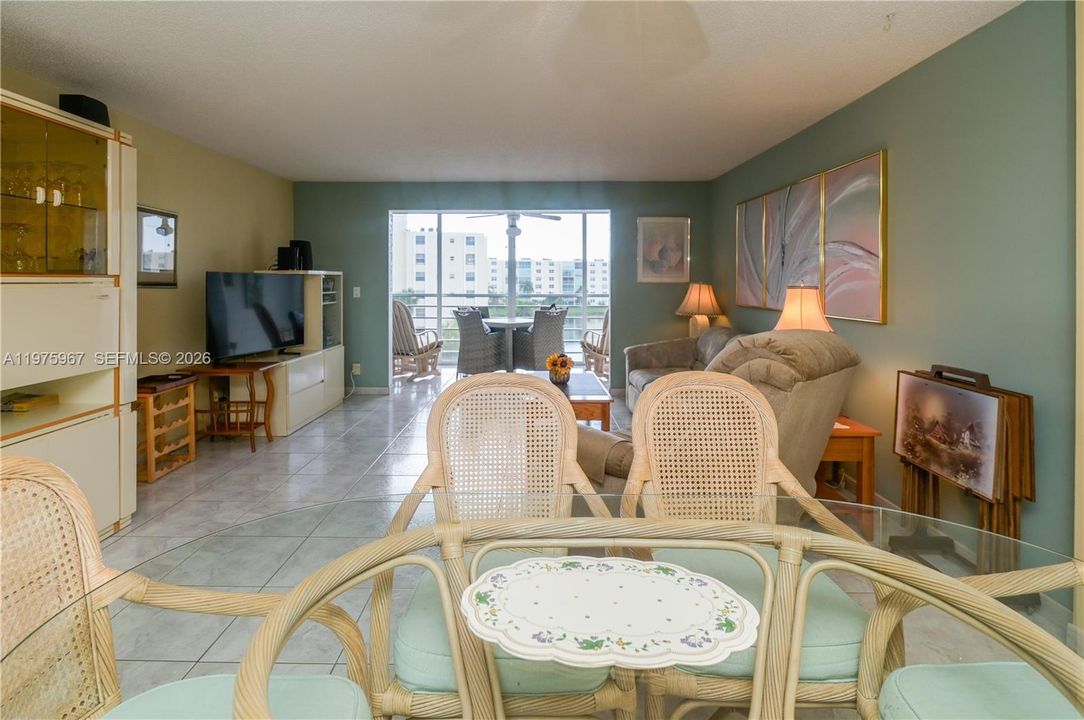 На продажу: $225,900 (2 спален, 2 ванн, 1190 Квадратных фут)