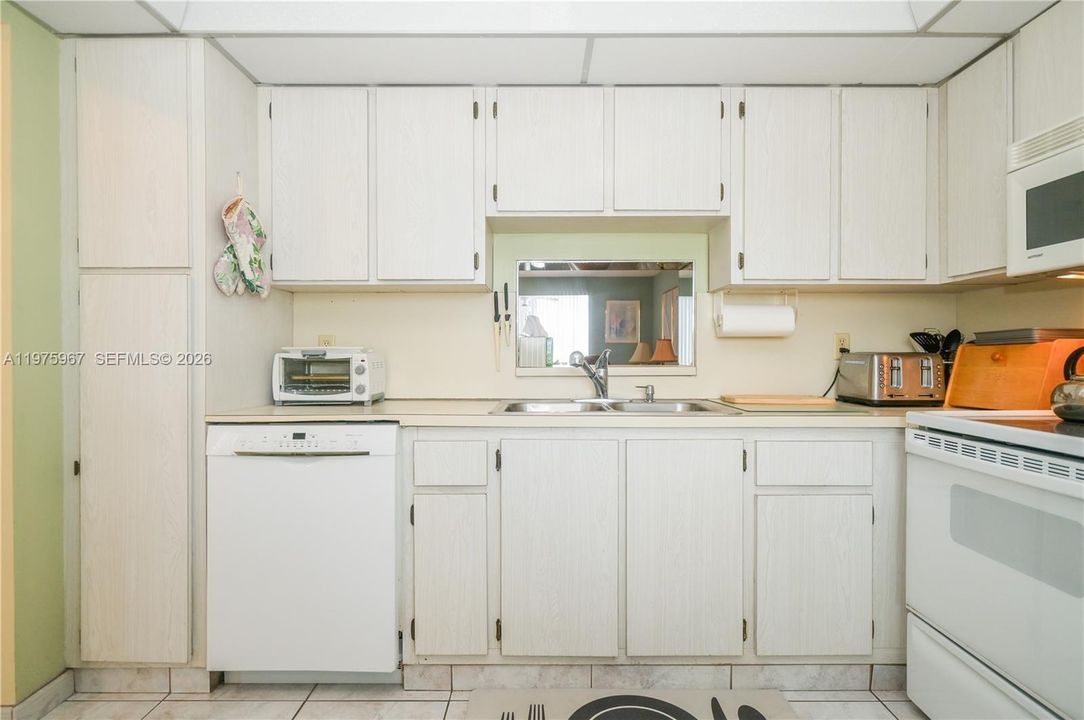 На продажу: $225,900 (2 спален, 2 ванн, 1190 Квадратных фут)