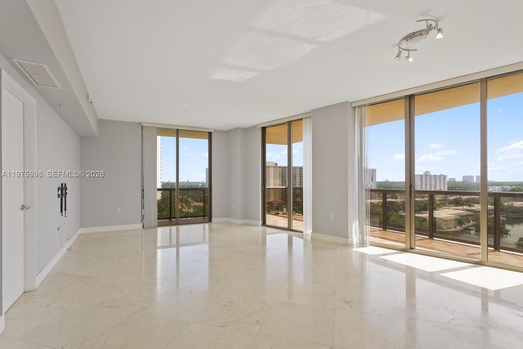 For Sale: $1,150,000 (2 beds, 2 baths, 1342 Square Feet)