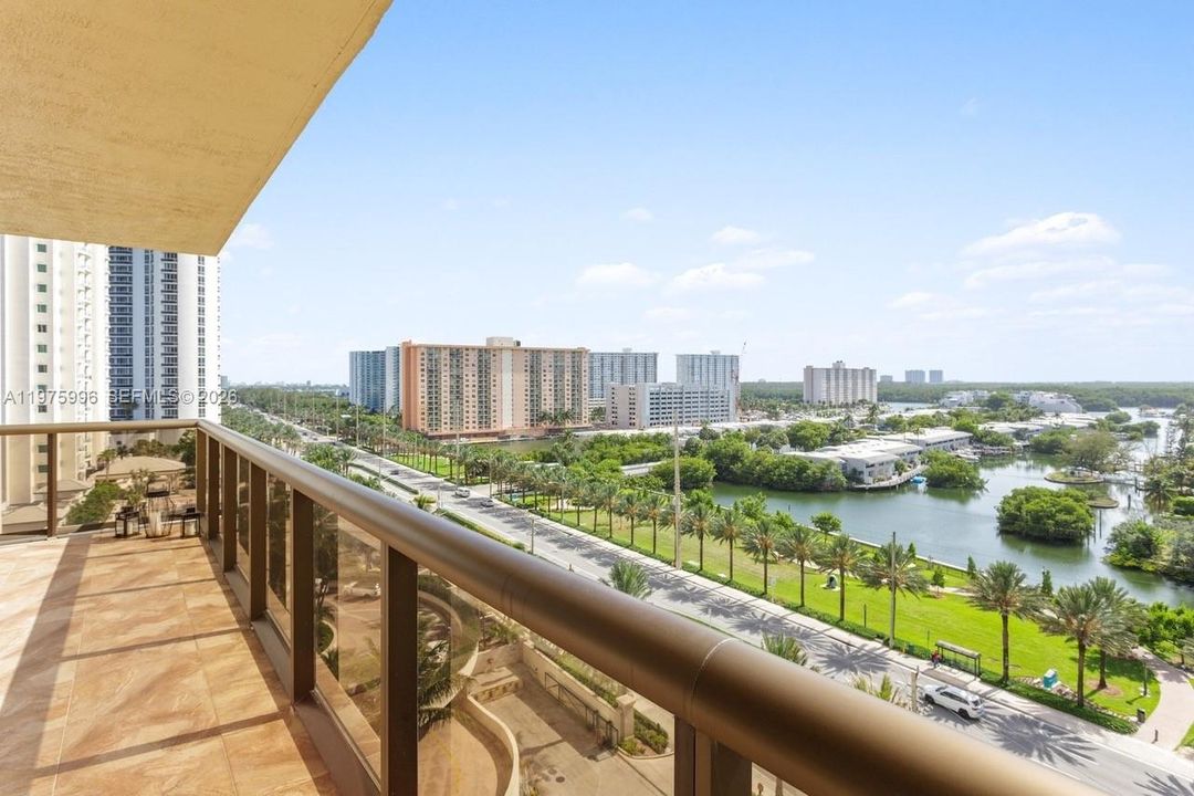 For Sale: $1,150,000 (2 beds, 2 baths, 1342 Square Feet)