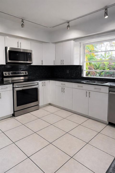 Recently Sold: $1,795,000 (5 beds, 3 baths, 3412 Square Feet)
