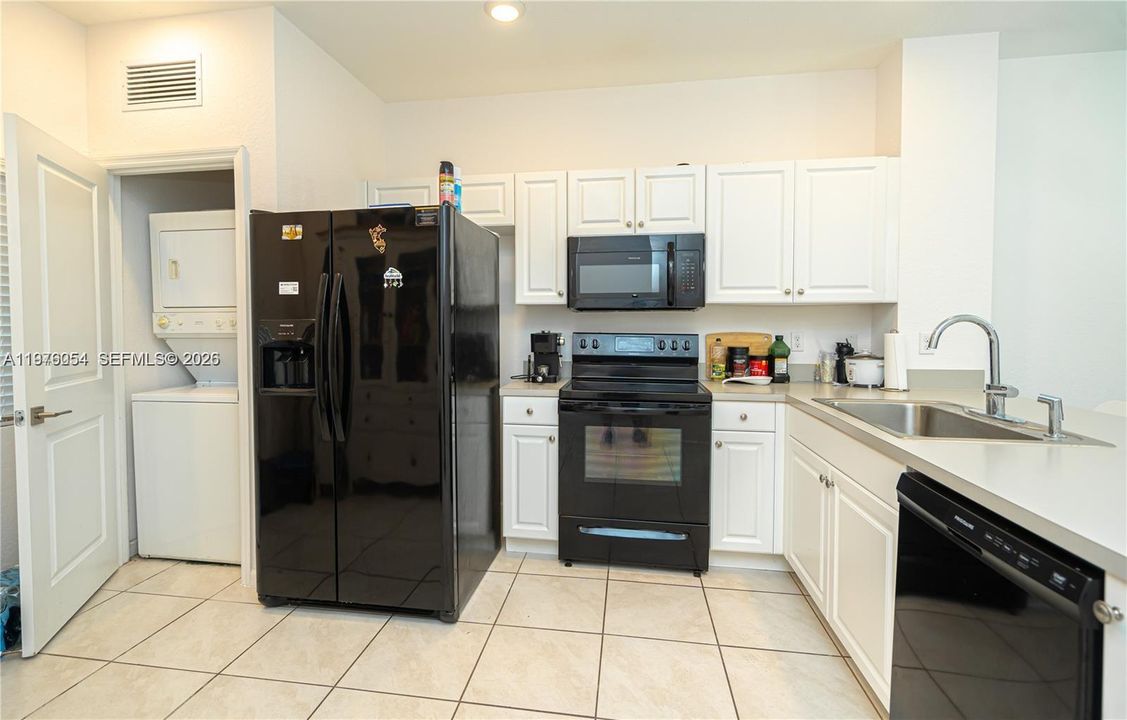 Active With Contract: $381,000 (2 beds, 2 baths, 1228 Square Feet)