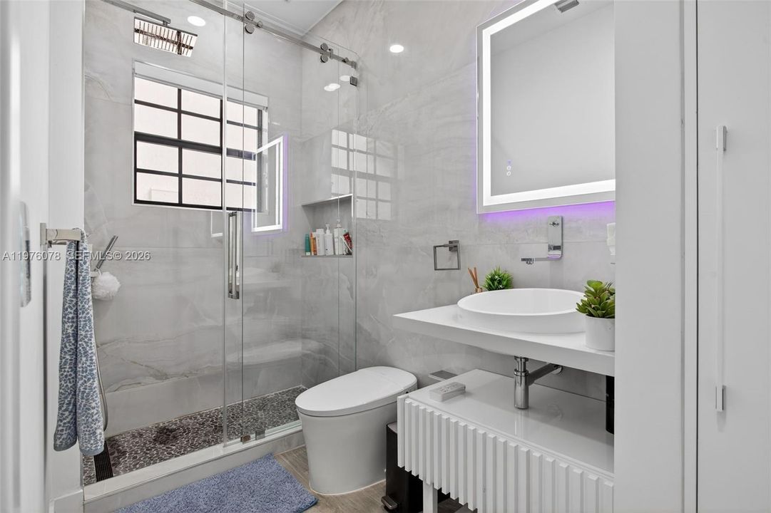 En Venta: $1,199,000 (4 camas, 3 baños, 2340 Pies cuadrados)