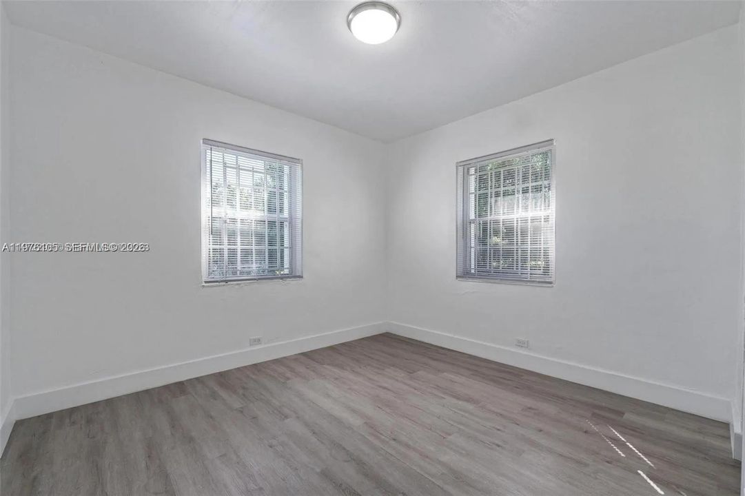 Active With Contract: $2,750 (3 beds, 1 baths, 864 Square Feet)