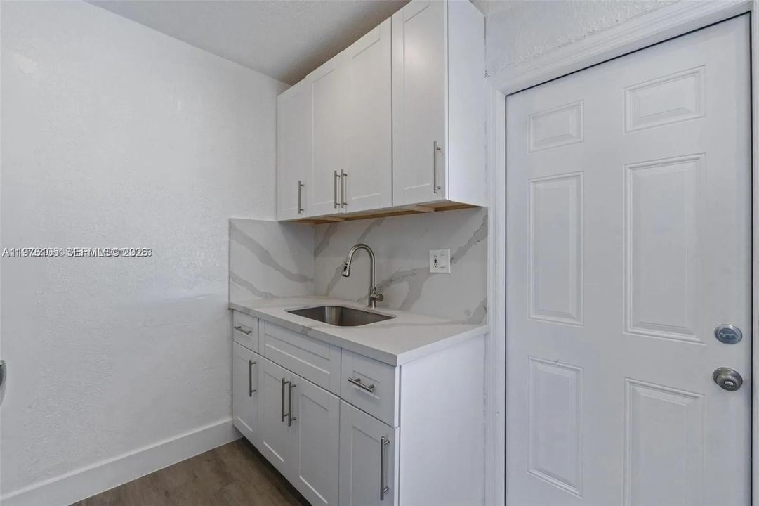Active With Contract: $2,750 (3 beds, 1 baths, 864 Square Feet)