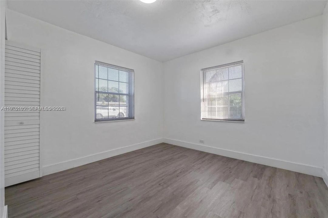 Active With Contract: $2,750 (3 beds, 1 baths, 864 Square Feet)