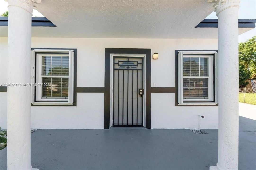 Active With Contract: $2,750 (3 beds, 1 baths, 864 Square Feet)