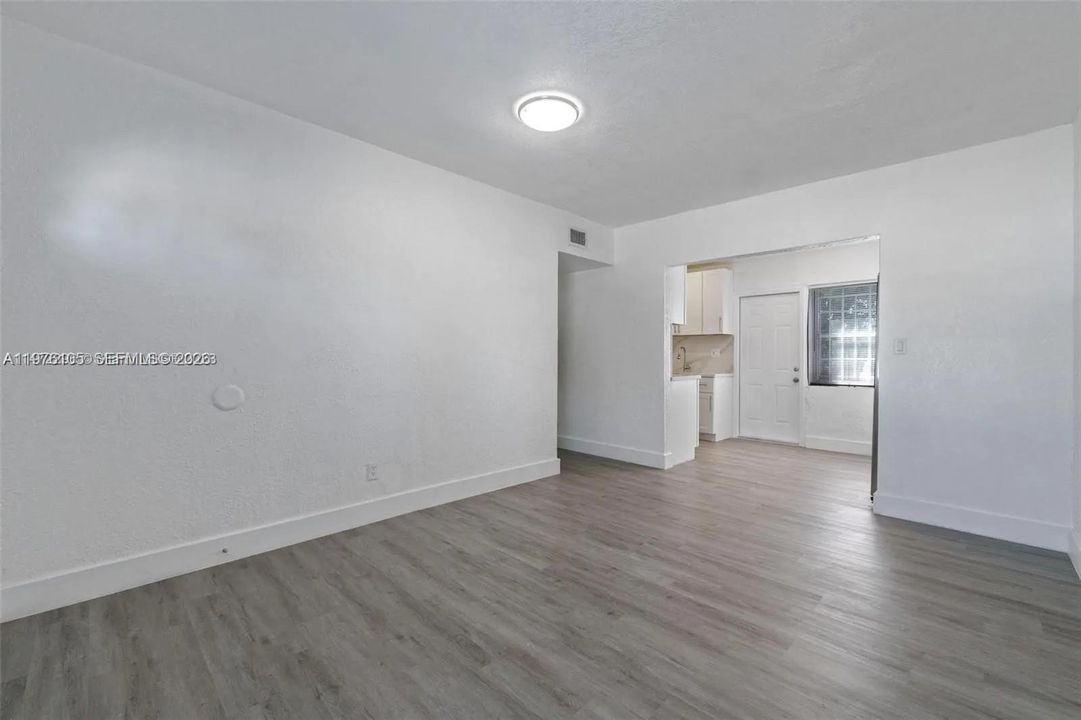 Active With Contract: $2,750 (3 beds, 1 baths, 864 Square Feet)