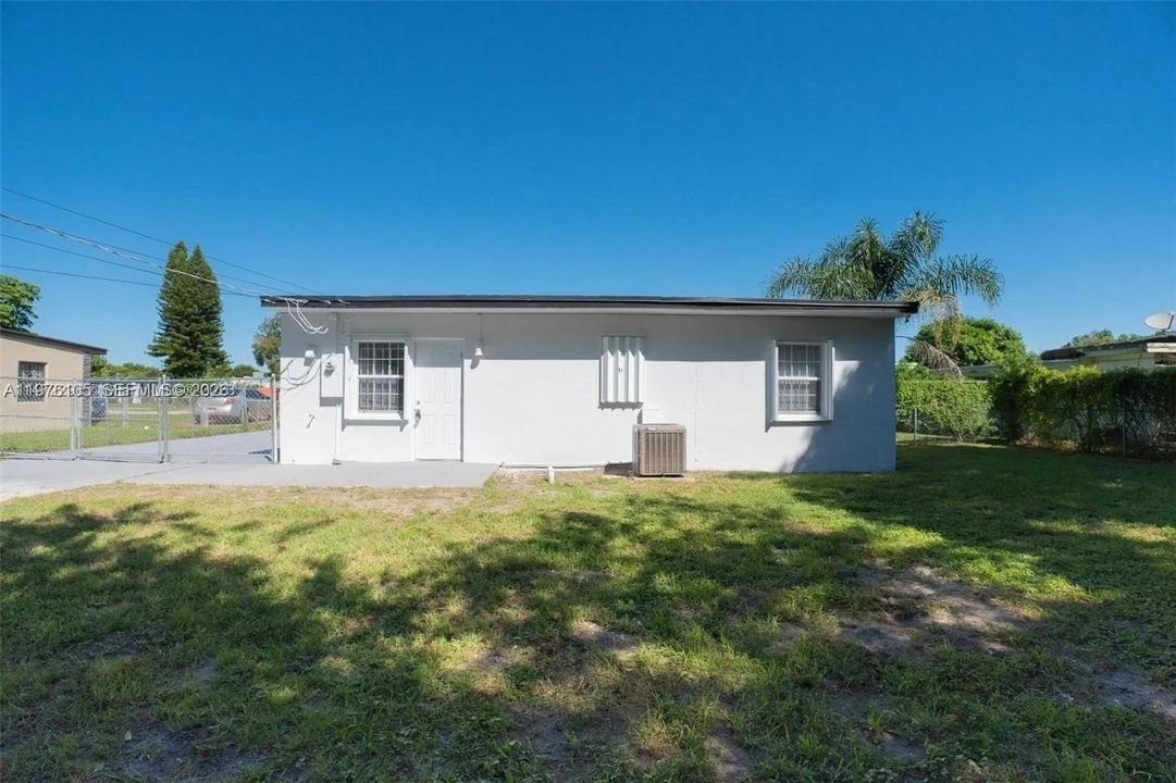 Active With Contract: $2,750 (3 beds, 1 baths, 864 Square Feet)