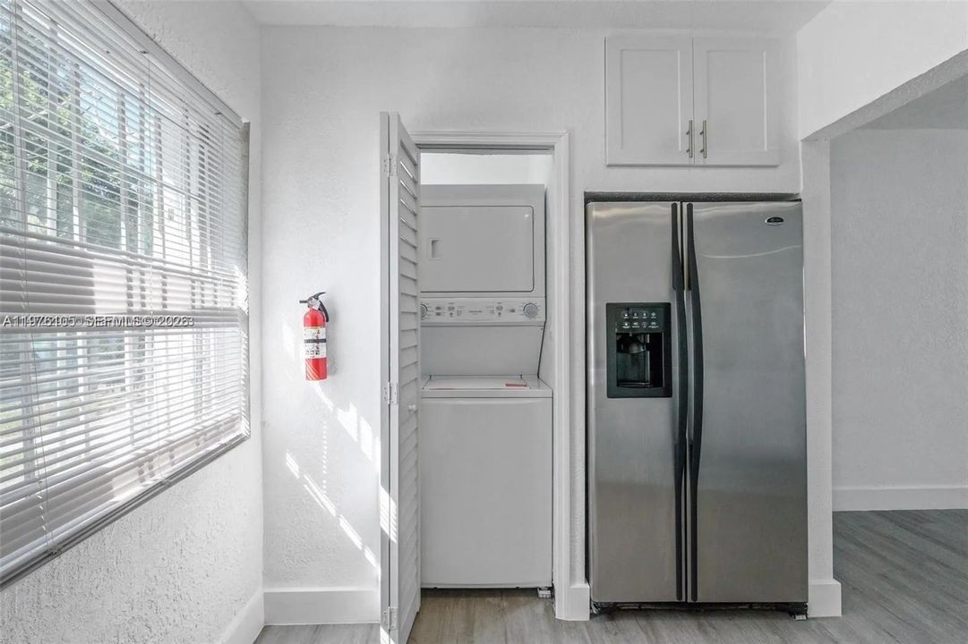 Active With Contract: $2,750 (3 beds, 1 baths, 864 Square Feet)