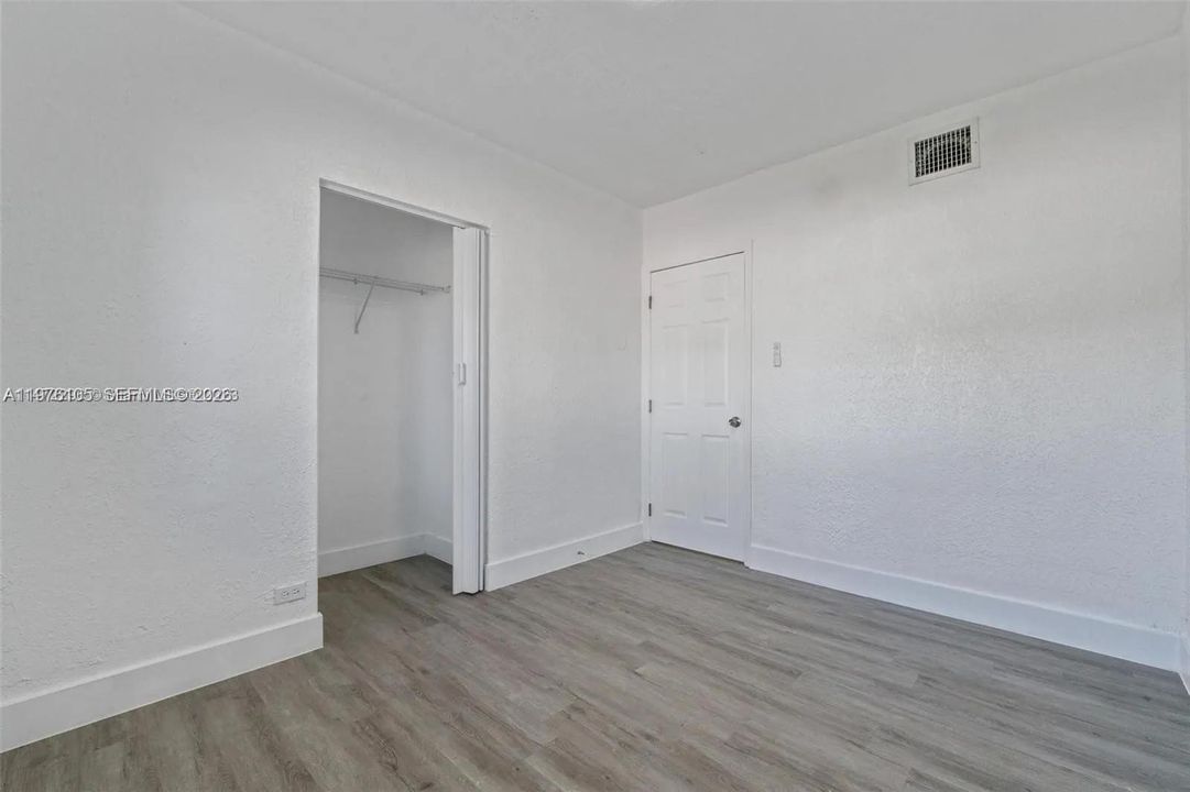 Active With Contract: $2,750 (3 beds, 1 baths, 864 Square Feet)