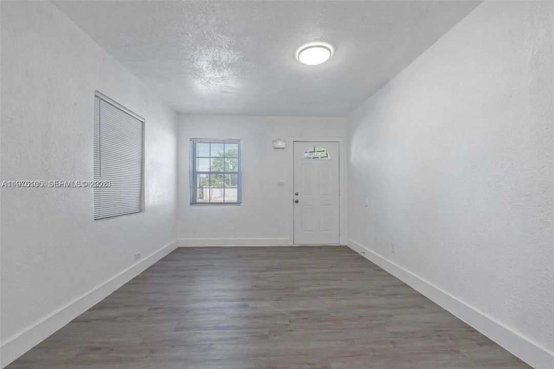 Active With Contract: $2,750 (3 beds, 1 baths, 864 Square Feet)