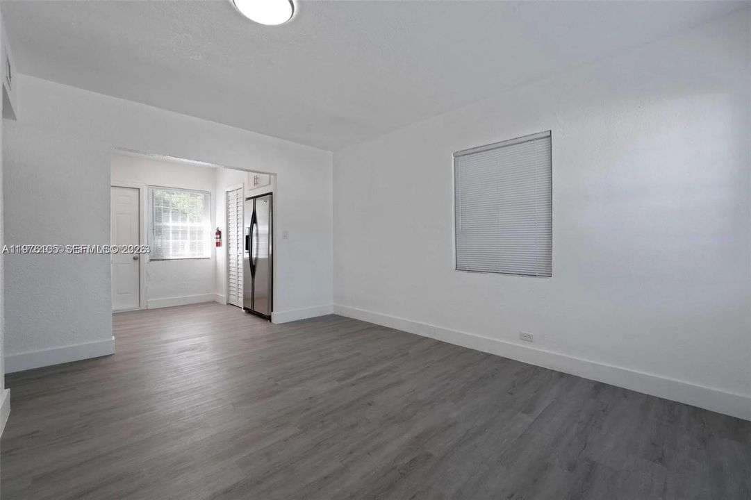 Active With Contract: $2,750 (3 beds, 1 baths, 864 Square Feet)
