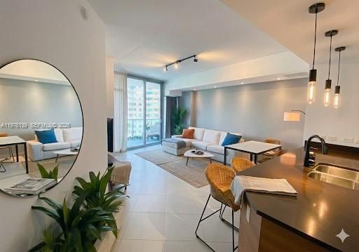 For Sale: $485,000 (1 beds, 1 baths, 861 Square Feet)