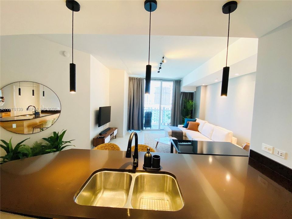 For Sale: $485,000 (1 beds, 1 baths, 861 Square Feet)