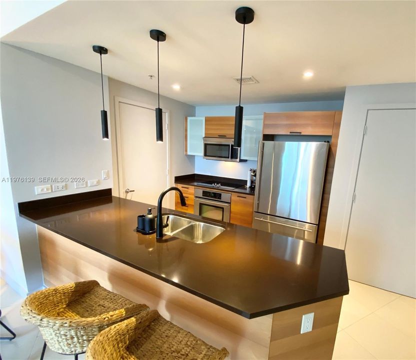 For Sale: $485,000 (1 beds, 1 baths, 861 Square Feet)