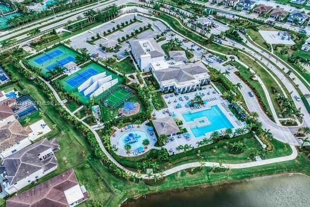 Под контрактом: $1,445,000 (5 спален, 4 ванн, 3162 Квадратных фут)